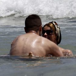Adriana Abenia, muy cariñosa con su novio durante sus vacaciones en Ibiza