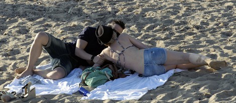 Adriana Abenia y Sergio Abad, besos y mimos en sus vacaciones en Ibiza