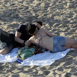 Adriana Abenia y Sergio Abad, besos y mimos en sus vacaciones en Ibiza
