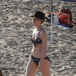 Adriana Abenia pasea por la playa de Ibiza