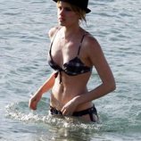 El chapuzón de Adriana Abenia durante sus vacaciones en Ibiza