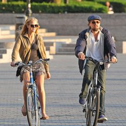 Leonardo DiCaprio y Erin Heatherton paseando en bici por Nueva York