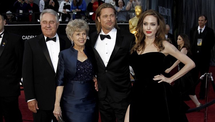 Angelina Jolie y Brad Pitt con sus padres William y Jane Pitt