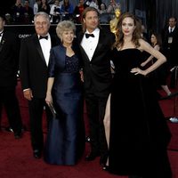 Angelina Jolie y Brad Pitt con sus padres William y Jane Pitt