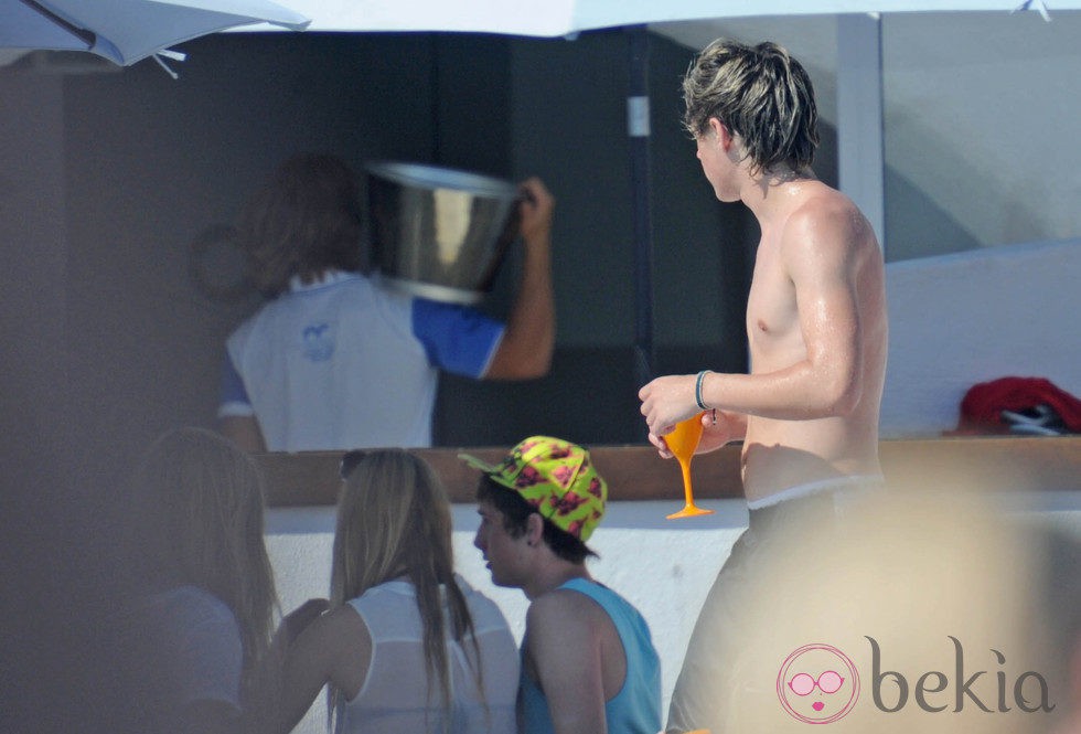 Niall Horan con el torso desnudo en Marbella, España