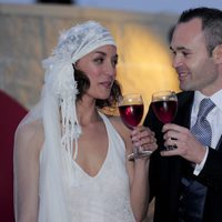 Andrés Iniesta y Anna Ortiz brindando el día de su boda