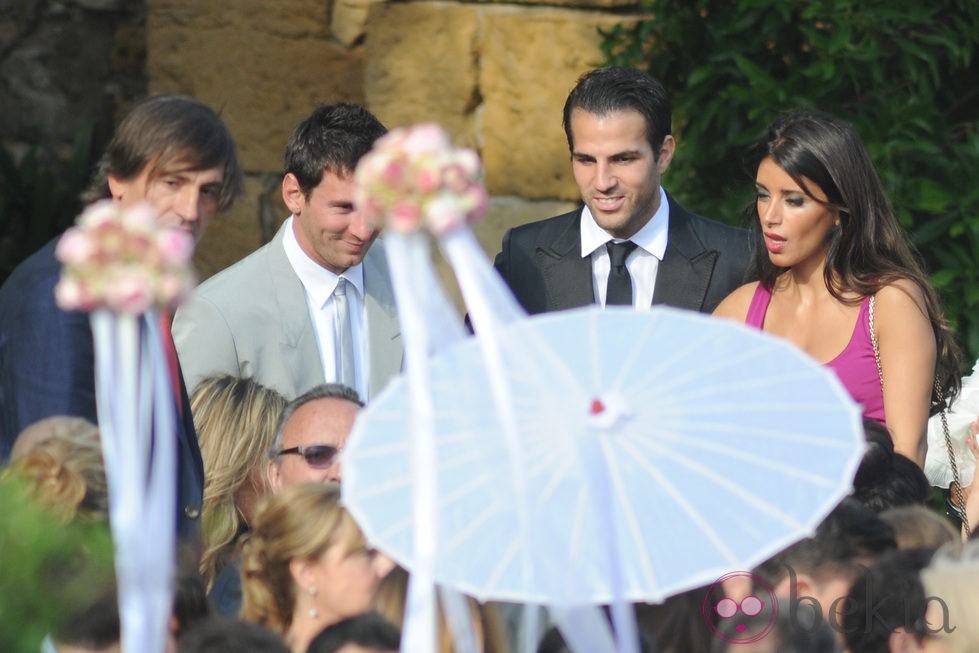 Leo Messi, Cesc Fábregas y Daniella Semaan en la boda de Andrés Iniesta y Anna Ortiz