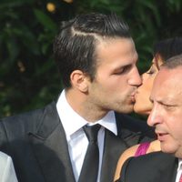 Cesc Fábregas besa a Daniella Semaan en la boda de Andrés Iniesta y Anna Ortiz