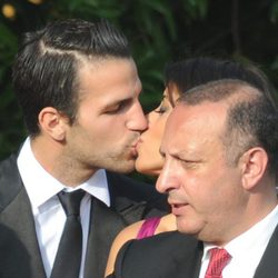 Cesc Fábregas besa a Daniella Semaan en la boda de Andrés Iniesta y Anna Ortiz