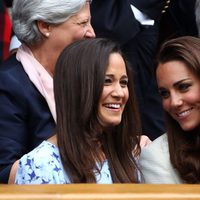 Las hermanas Pippa y Kate Middleton comparten confidencias en la final de Wimbledon