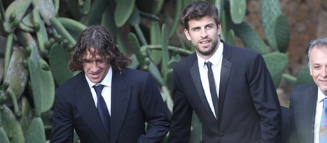 Carles Puyol y Gerard Piqué en la boda de Andrés Iniesta y Anna Ortiz