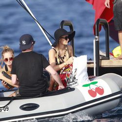 Paris Hilton en lancha en Ibiza
