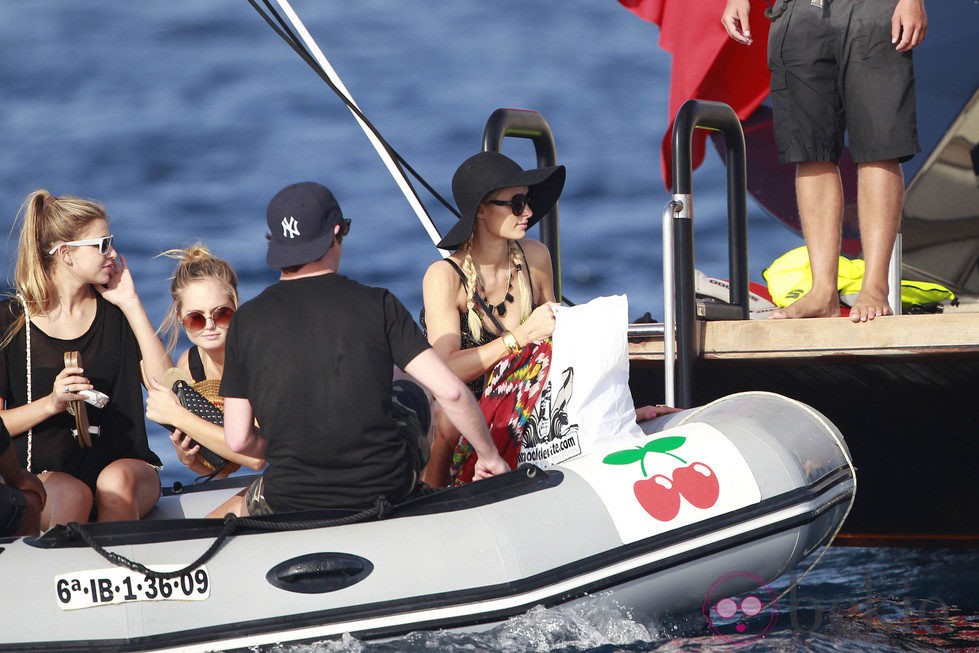 Paris Hilton en lancha en Ibiza