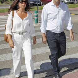 Santi Acosta y Sandra Fernández en el tanatorio de Pedro Rodríguez