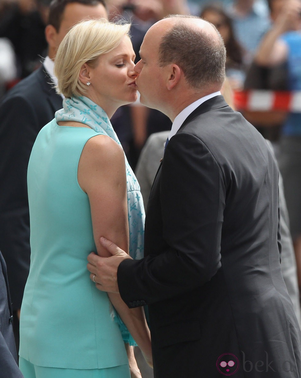 Los Príncipes Alberto y Charlene de Mónaco se besan durante su viaje oficial a Alemania