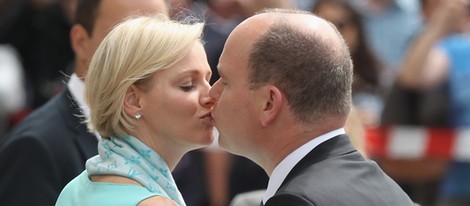 Los Príncipes Alberto y Charlene de Mónaco se besan durante su viaje oficial a Alemania