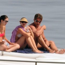 Scarlett Johansson toma el sol a bordo de un barco en Sicilia