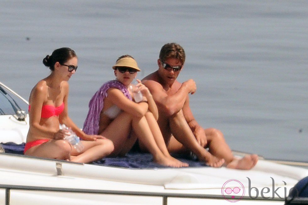 Scarlett Johansson toma el sol a bordo de un barco en Sicilia