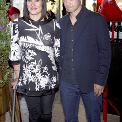 Irene Villa con su marido Pablo Lauro durante el primer aniversario del mercado de 'San Antón'