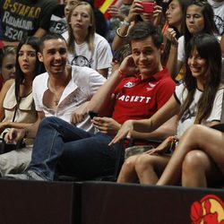 Christian Gálvez, Almudena Cid y Canco Rodríguez viendo a la selección de baloncesto