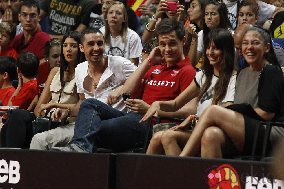 Christian Gálvez, Almudena Cid y Canco Rodríguez viendo a la selección de baloncesto