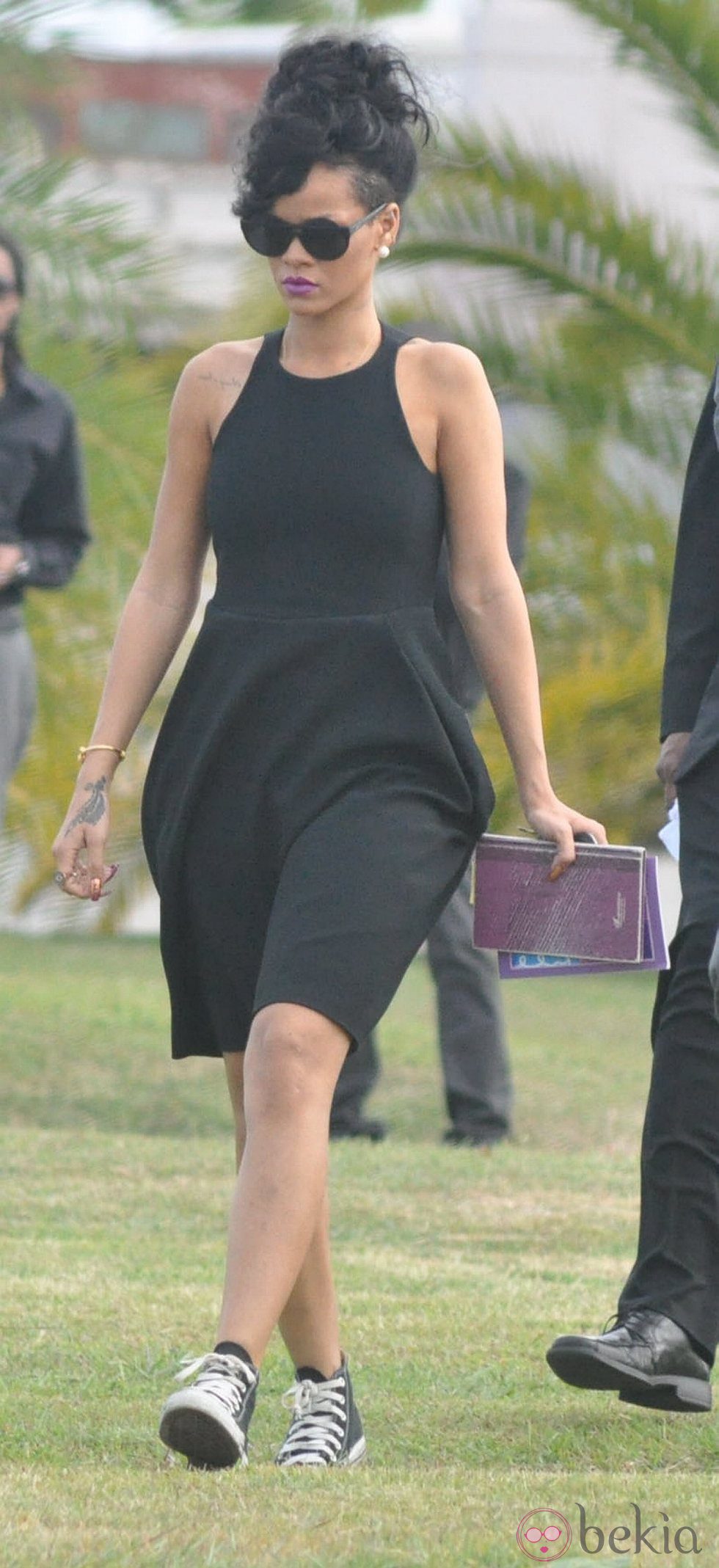 Rihanna durante el funeral de su abuela en Barbados
