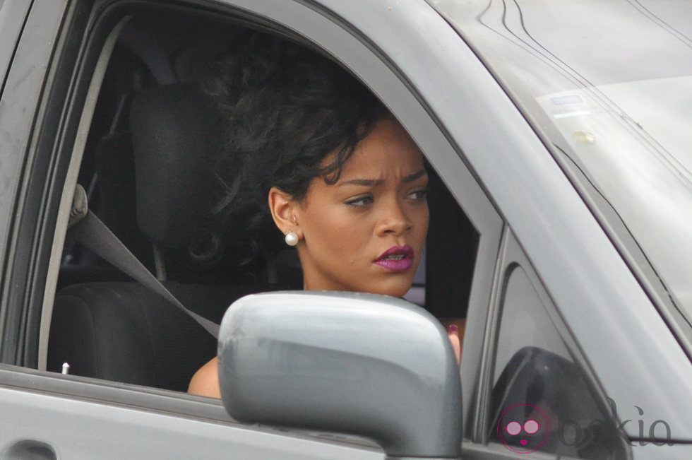 Rihanna se mostró afectada durante el funeral de su abuela en Barbados