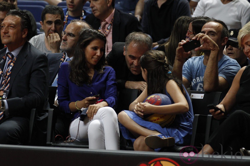 Ana Pastor y su marido Antonio García Ferreras viendo a la Selección de Baloncesto