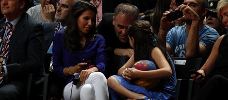 Ana Pastor y su marido Antonio García Ferreras viendo a la Selección de Baloncesto