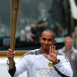 Lewis Hamilton portando la antorcha olímpica para los JJ.OO de Londres 2012