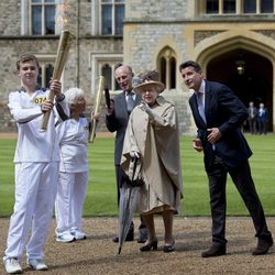 La Reina Isabel II de Inglaterra junto a la antorcha Olímpica de los JJ.OO de Londres 2012