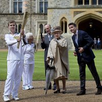 La Reina Isabel II de Inglaterra junto a la antorcha Olímpica de los JJ.OO de Londres 2012