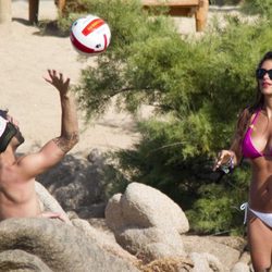 Cesc Fábregas y Daniella Semaan juegan con el balón de vacaciones en Cerdeña