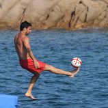 Cesc Fábregas jugando al fútbol en el agua en Cerdeña