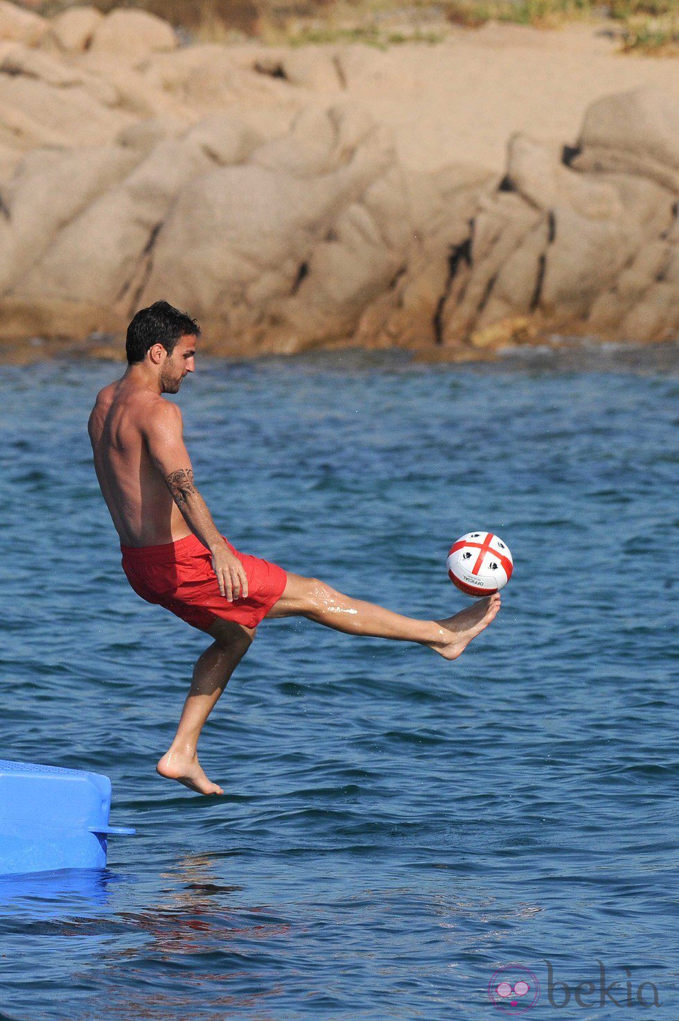 Cesc Fábregas jugando al fútbol en el agua en Cerdeña