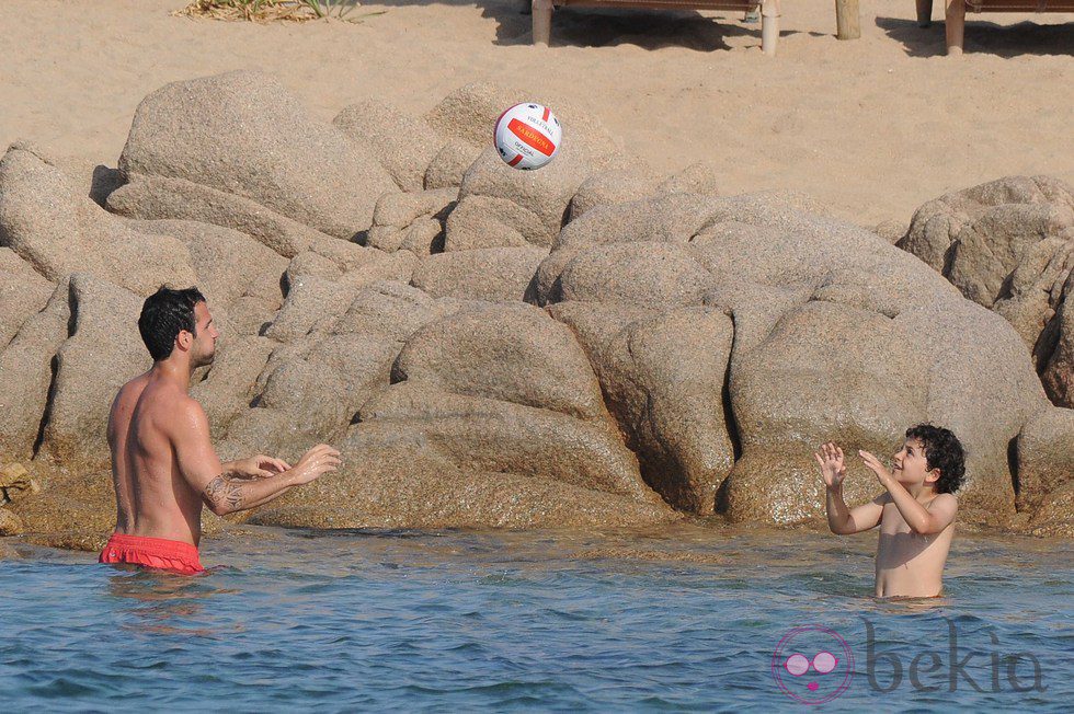 Cesc Fábregas jugando con el hijo de Daniella Semaan durante sus vacaciones en Cerdeña