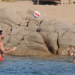 Cesc Fábregas jugando con el hijo de Daniella Semaan durante sus vacaciones en Cerdeña