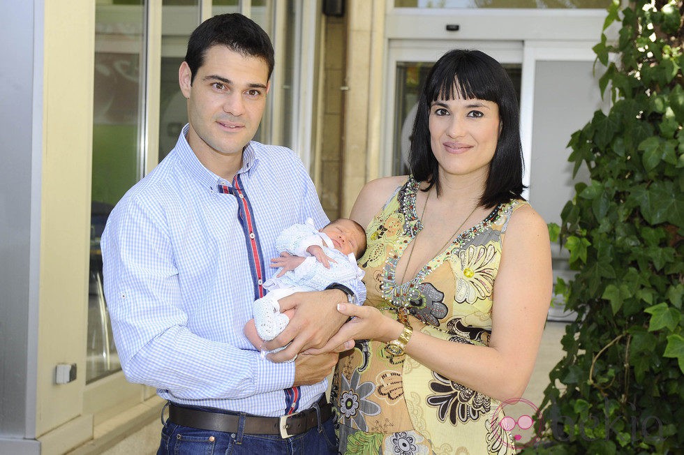 Irene Villa y  Juan Pablo Lauro presentan a su hijo Carlos