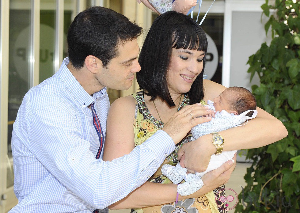 Irene Villa y Juan Pablo Lauro con su hijo Carlos
