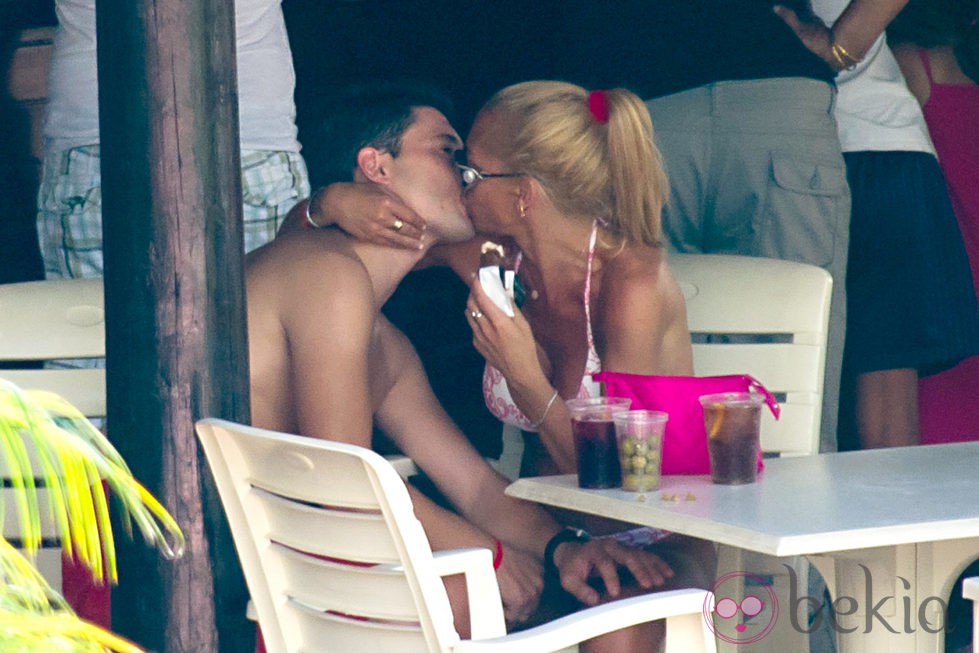 Belén Esteban y Fran Álvarez se besan durante unas vacaciones en Benidorm