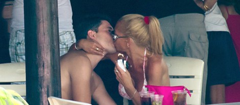 Belén Esteban y Fran Álvarez se besan durante unas vacaciones en Benidorm