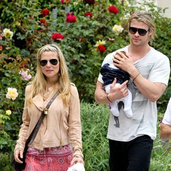 Elsa Pataky y Chris Hemsworth con su hija India Rose paseando por Santa Mónica
