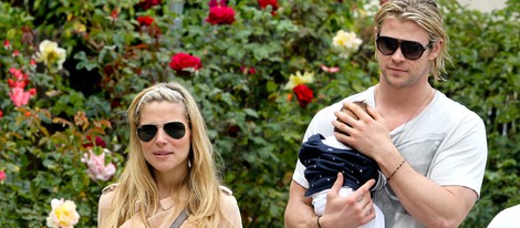 Elsa Pataky y Chris Hemsworth con su hija India Rose paseando por Santa Mónica