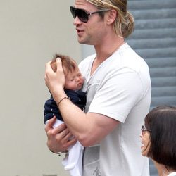 Chris Hemsworth con su hija India Rose en brazos paseando por Santa Mónica