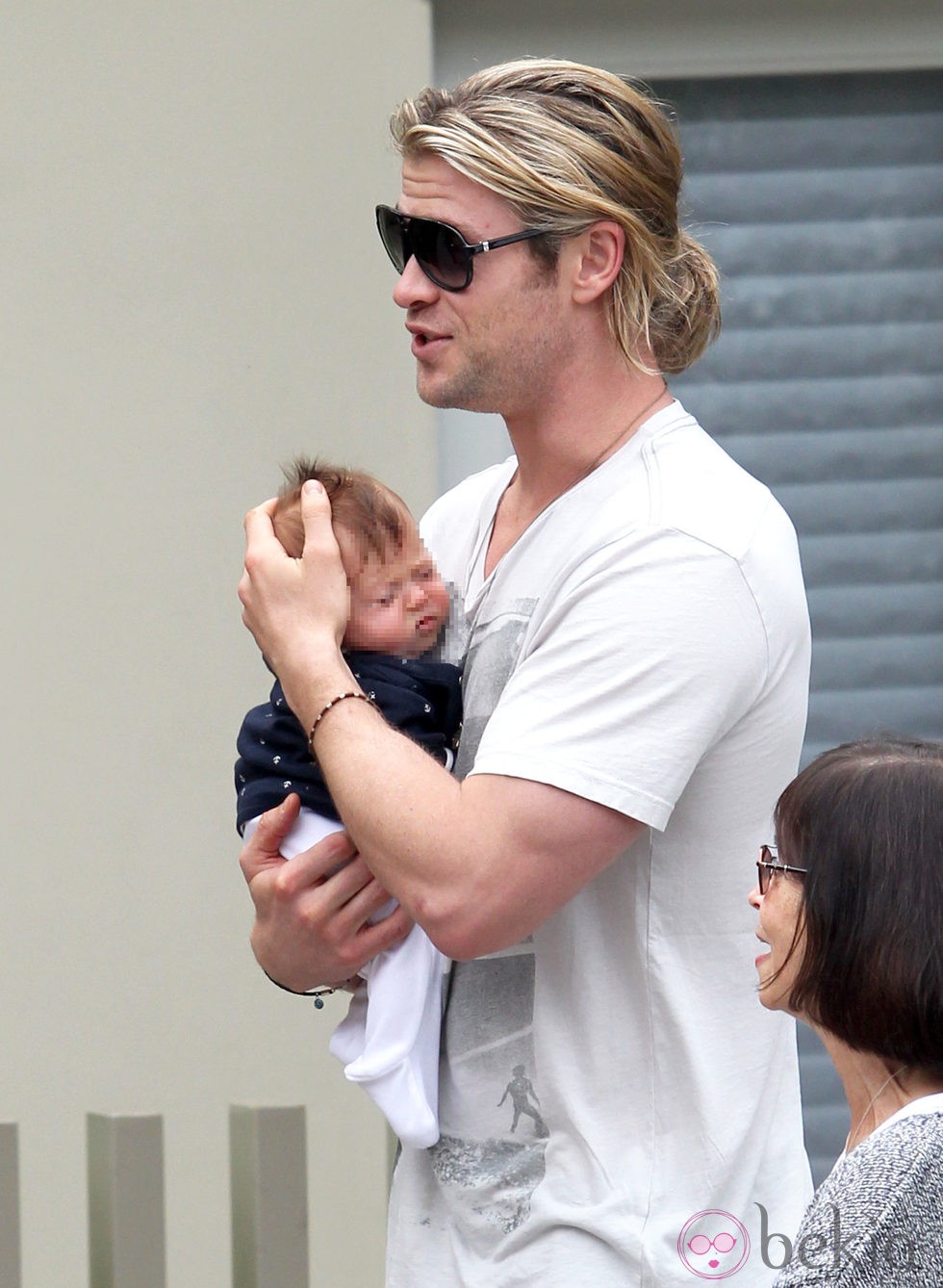 Chris Hemsworth con su hija India Rose en brazos paseando por Santa Mónica