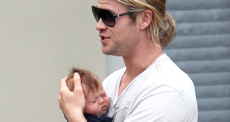 Chris Hemsworth con su hija India Rose en brazos paseando por Santa Mónica