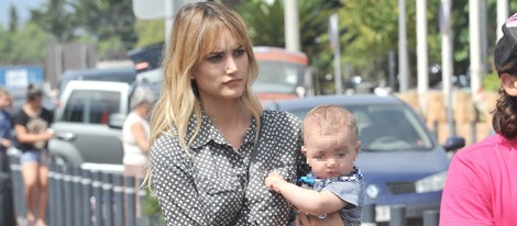 Alba Carrillo llega a Ibiza con su hijo Lucas en brazos
