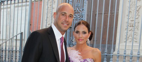 Pepe Reina y su mujer Yolanda Ruiz en la boda de Miriam Ramos