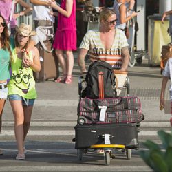 Guti recoge acompañado de Romina Belluscio a sus hijos en el aeropuerto de Ibiza