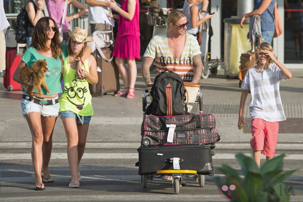 Guti recoge acompañado de Romina Belluscio a sus hijos en el aeropuerto de Ibiza